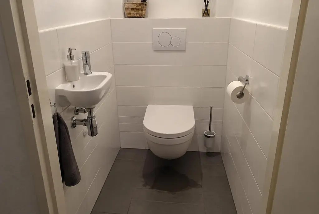 Lekdetectie Voorburg – natte vloer bij een toilet