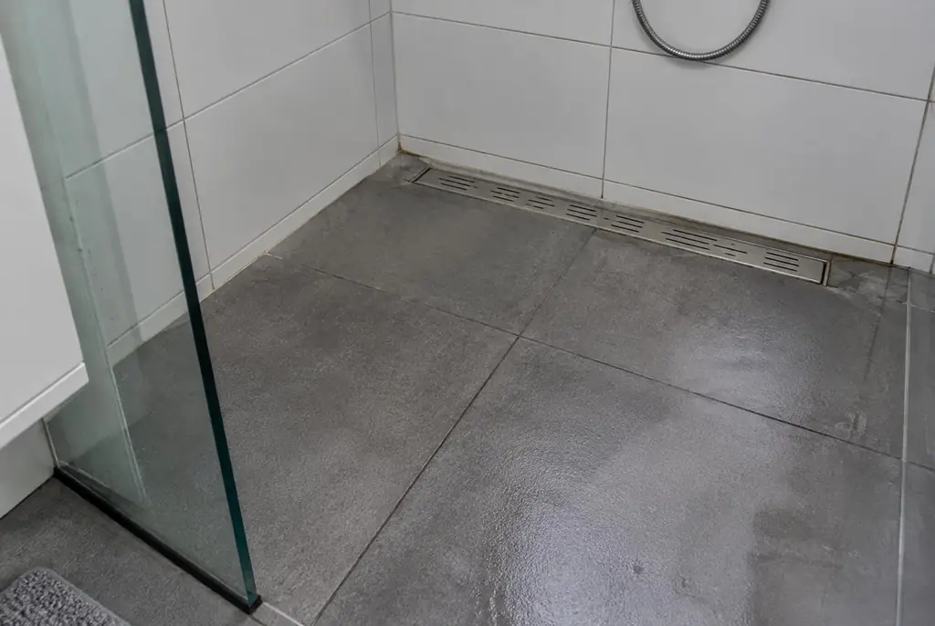 Lekdetectie Voorburg – lekkende inloopdouche met natte voegen