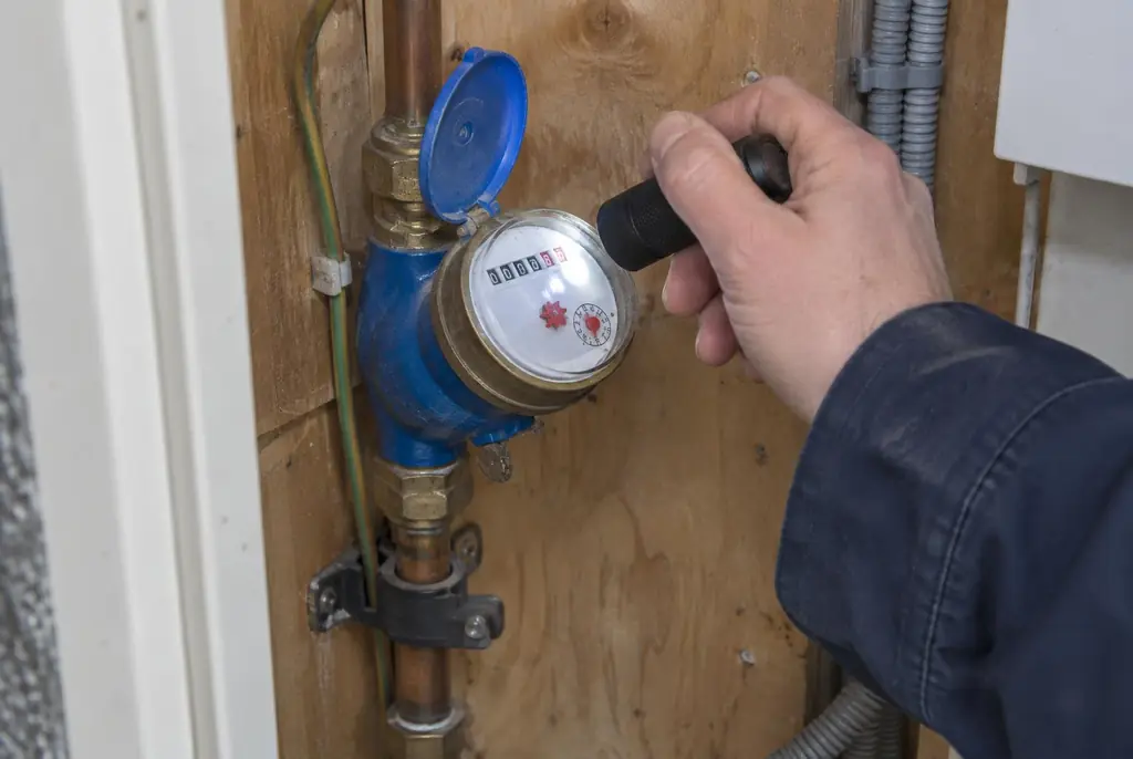 Lekdetectie Voorburg – watermeter in de meterkast controleren met een zaklamp